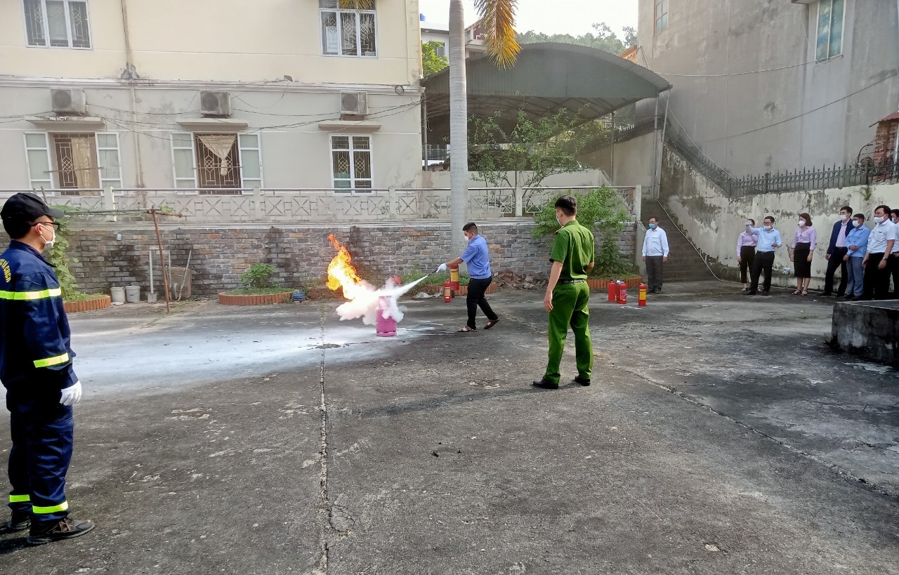 Công an huyện Cát Hải: Tuyên truyền PCCCC tại Ngân hàng Nông nghiệp và Phát triển nông thôn - Chi nhánh khu vực Cát Bà Bắc